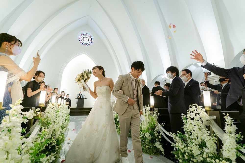 新郎からのサプライズに感激！
家族の絆や友情に包まれたファミリー婚