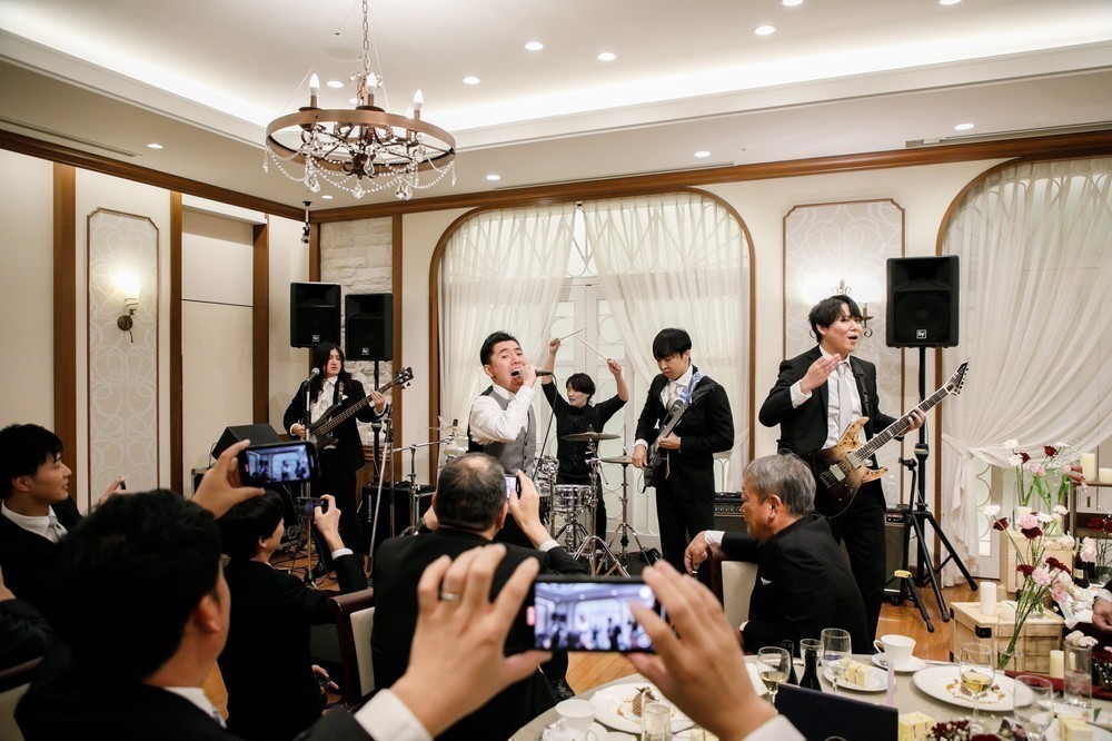 笑顔も感動も、みんなと一緒に！おふたりらしい「LIVE」ウェディング